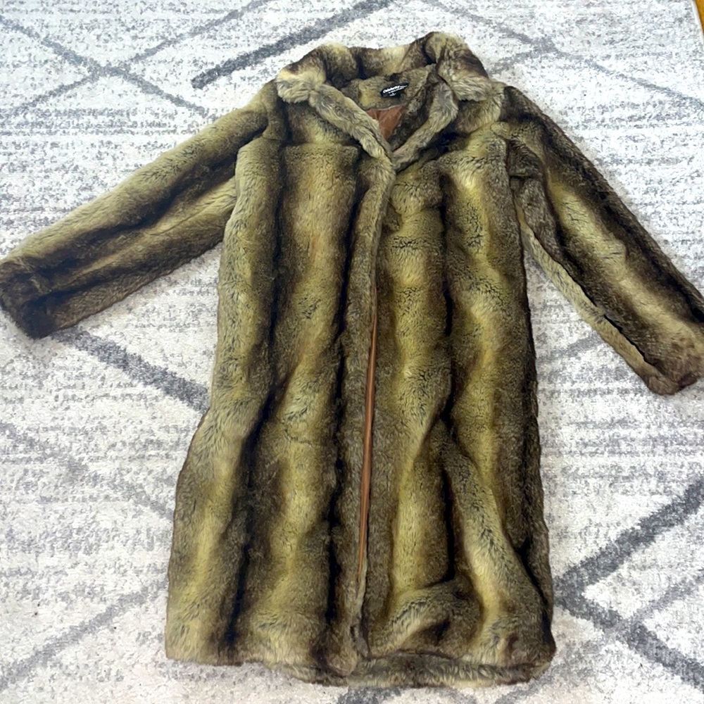 Beautiful fur ! Only worn once , I’m moving back to Florida